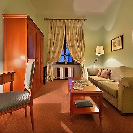 Maxmilian Lifestyle Hotell